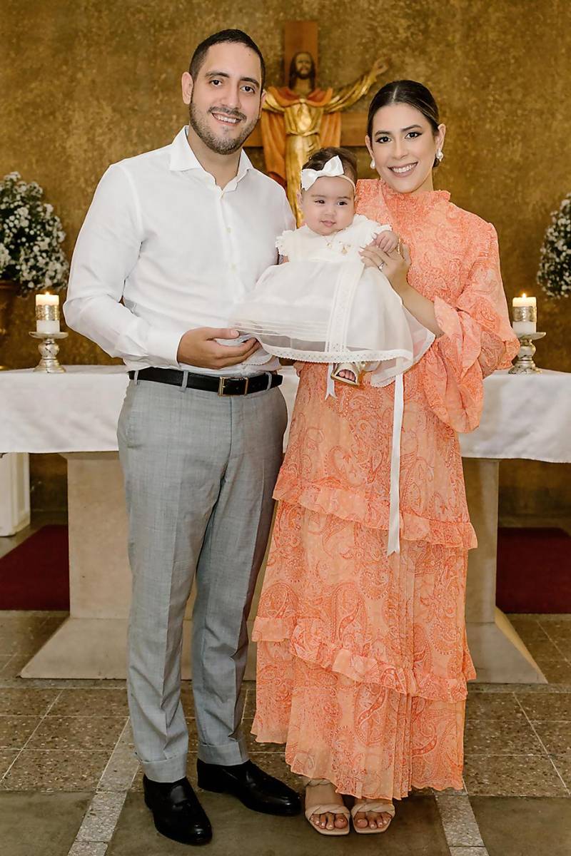 El atrio de la iglesia Nuestra Señora de Suyapa se llenó de alegría esa mañana en la que las familias Suazo, Vargas y Andino coincidieron en el bautizo de sus hijos: Ivanna Suazo, Andrés Vargas, Camila y Ana Lucía Andino. En la imagen: Marco y Michelle Suazo con su hija Ivanna 