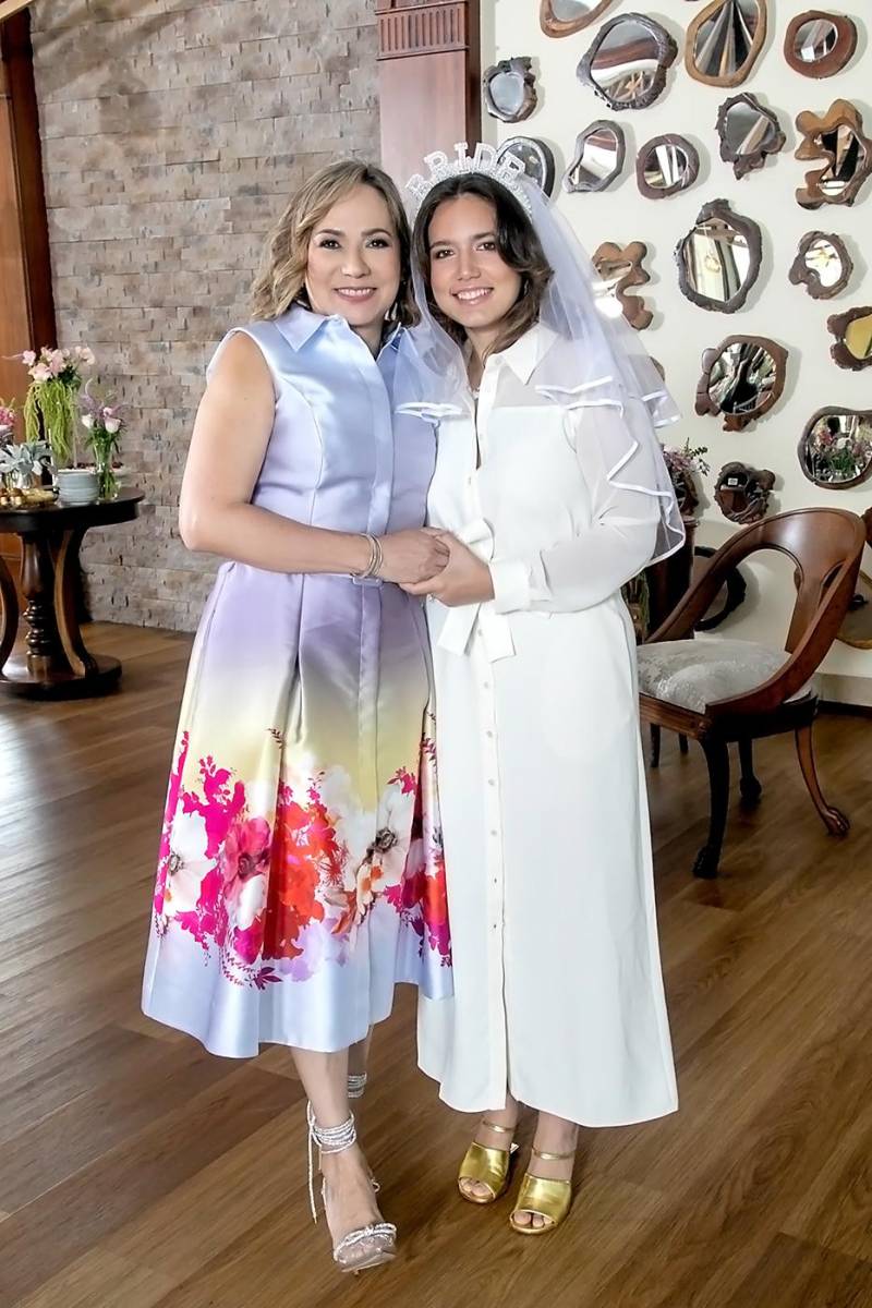 Flor Bustillo y Alexandra Tinoco.