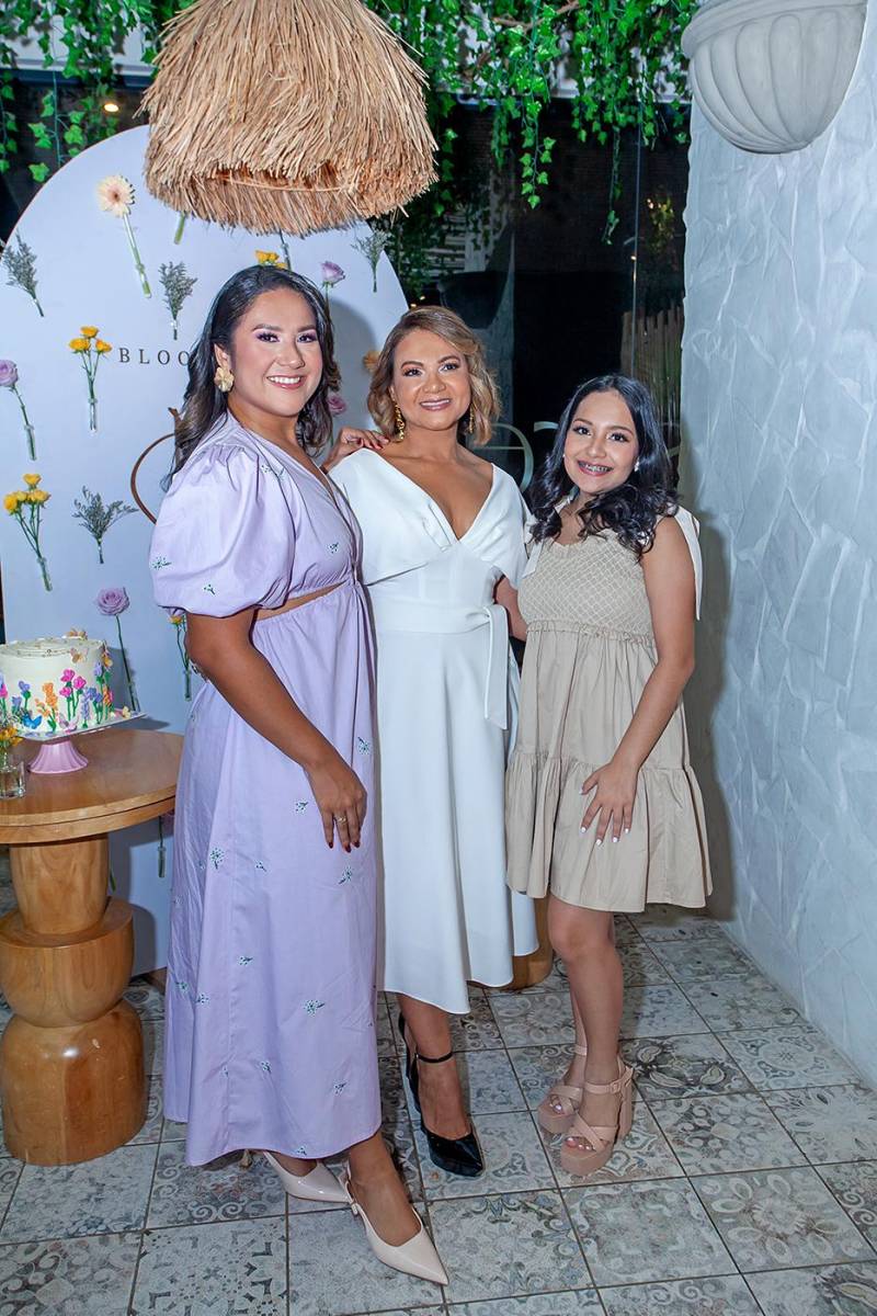 Satia Delgado, Satia Montiel y Mía Delgado.