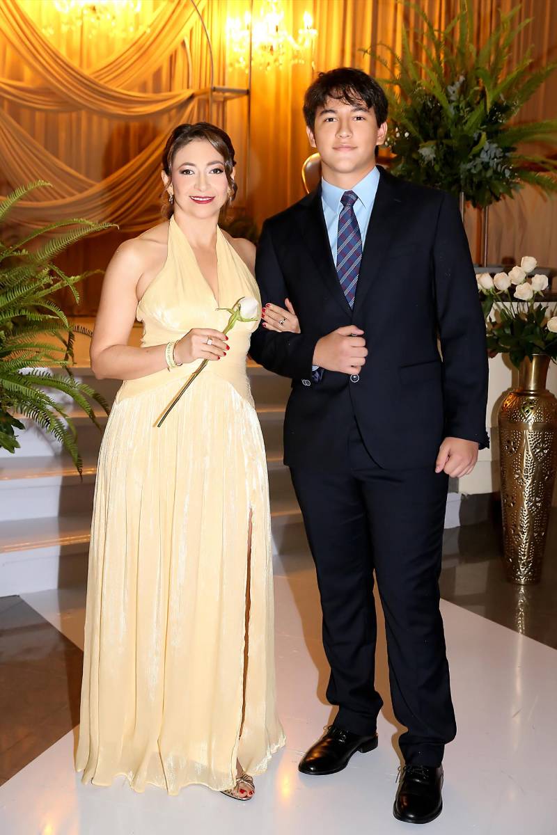Daniel Cuestas y su madre Arely Galdámez. 