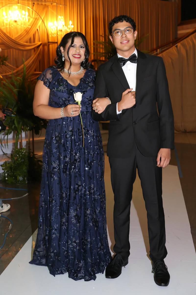 Franklin Morales y su madre Julissa Borjas.