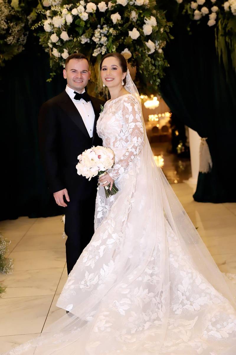 En una encantadora ceremonia judía realizada en Invernaderos del Trigo, Iván Wolozny y Jacqueline Bográn unieron sus vidas en matrimonio, pronunciando el tan esperado “sí, acepto” bajo la tradicional Jupá. Rodeados del cariño de sus familiares y amigos, la pareja selló su promesa de amor y respeto eterno en un ambiente lleno de emoción y significado. Después del conmovedor enlace, los recién casados celebraron con una elegante recepción en los salones del mismo recinto, donde la alegría, la música y los buenos deseos marcaron el inicio de una nueva etapa en sus vidas.