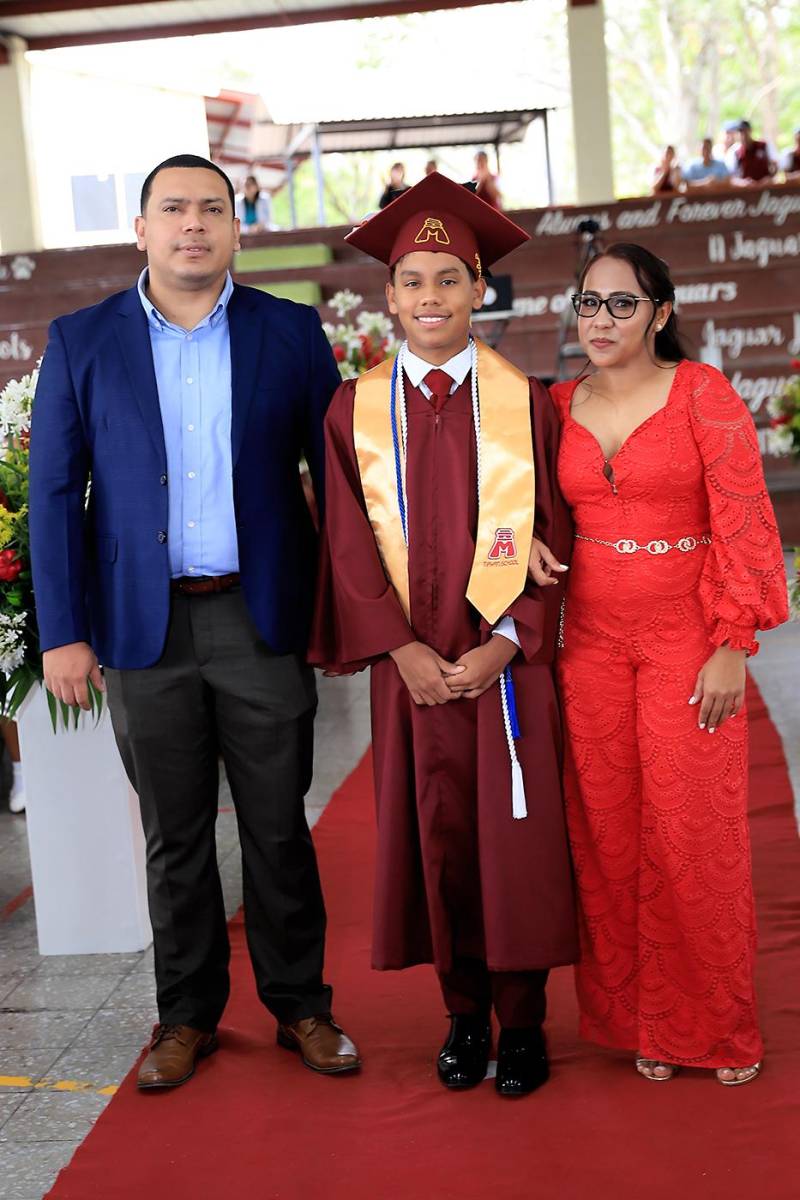 Graduación de los seniors 2025 de Mayan School