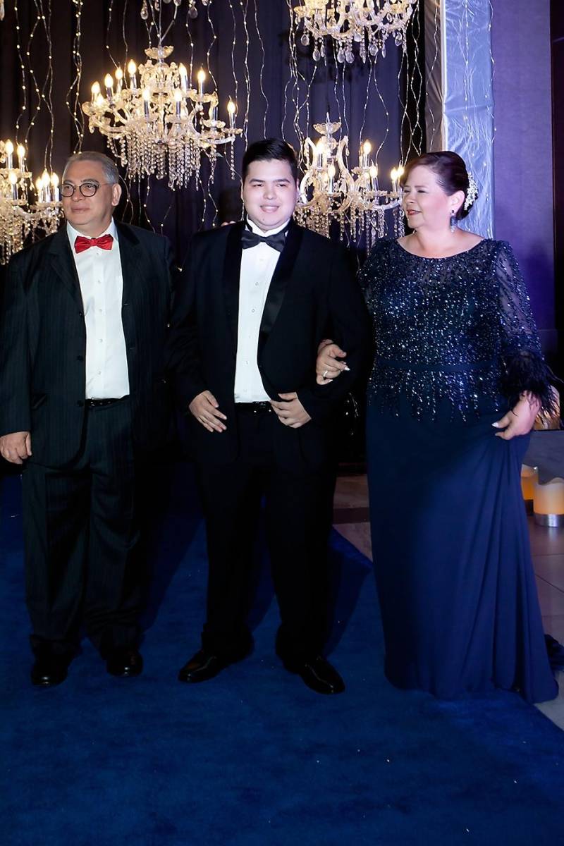 Evenor y Sadia Orellana con su hijo Daniel Evenor.