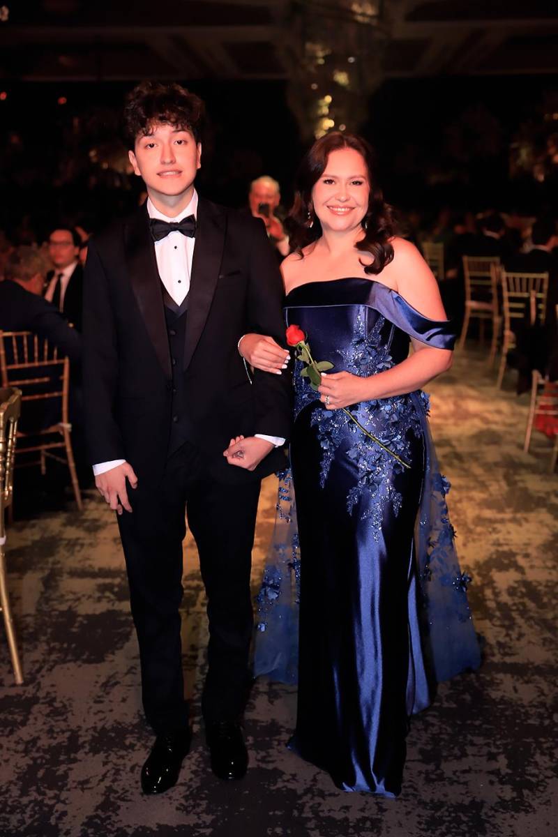 Desfile padres e hijos de la prom 2025 de DelCampo School