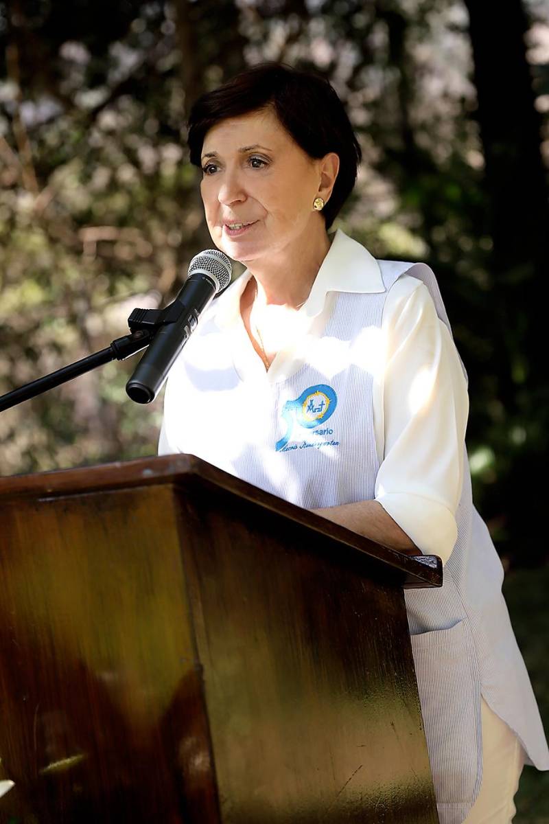 Mónica Weddle ofreció unas palabras a los invitados al coctel conmemorativo en el que recordó que Macris Kindergarten no es solo una institución educativa; es un lugar mágico donde los sueños de niños y familias se convierten en realidad cada día.