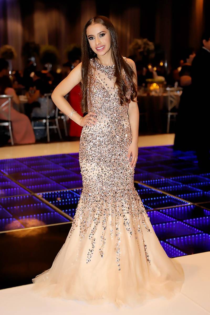 Brianna Santos Agurcia en un sleeveless mermaid dress con brillo de lentejuelas y pedrería
