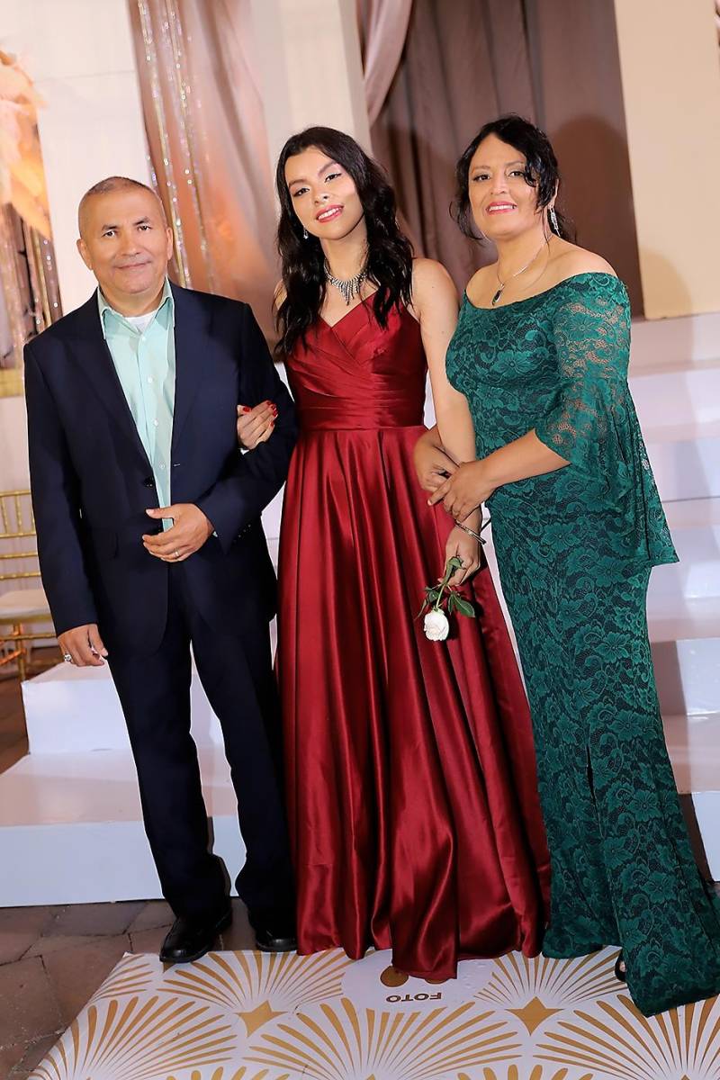 Daniela Alejandra Ventura Gómez con sus padres Josué y Sandra Ventura