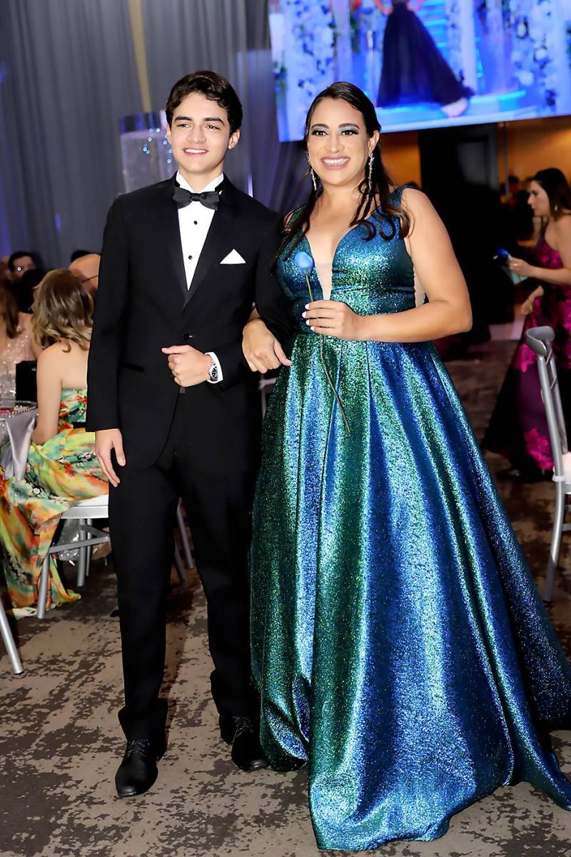 Alejandro Gabriel Sussman Pérez con su madre .Lidia Maria Pérez 