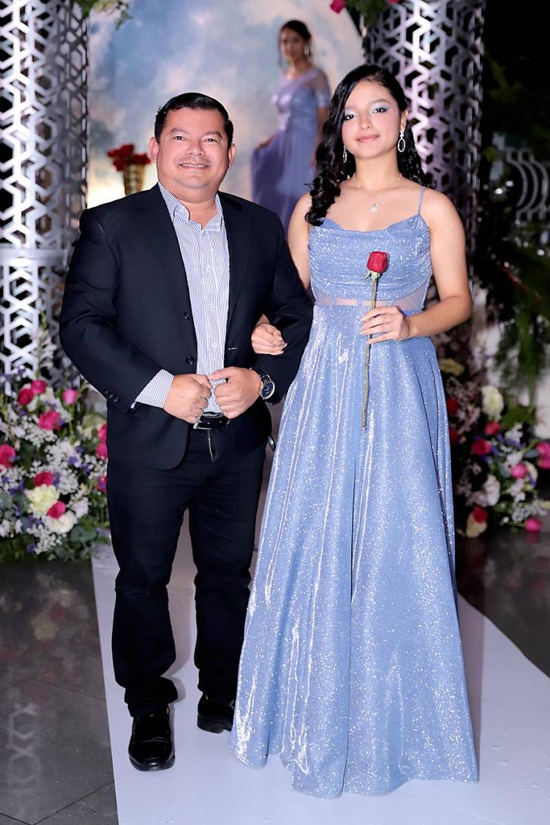 Desfile padres e hijos de la prom 2024 del Instituto San José del Carmen
