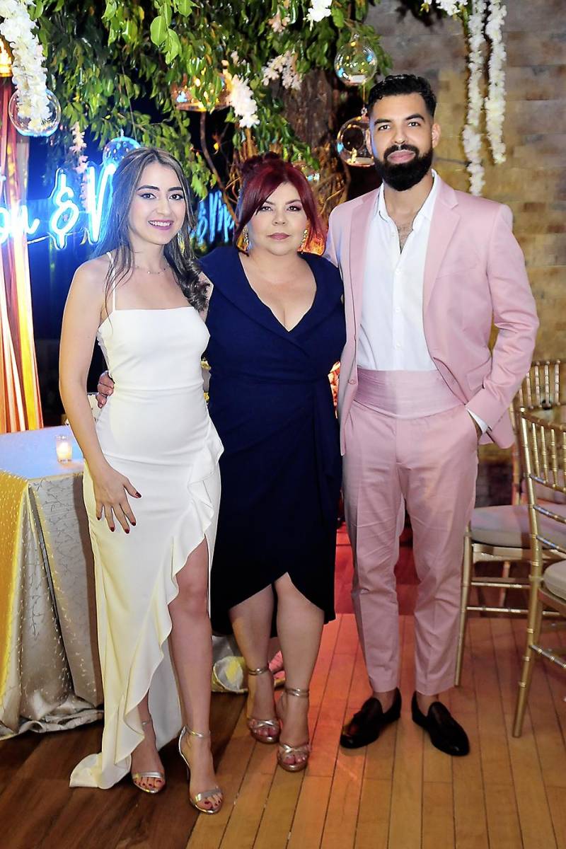 Karime y Karina Canahuati con Kirt Merren.