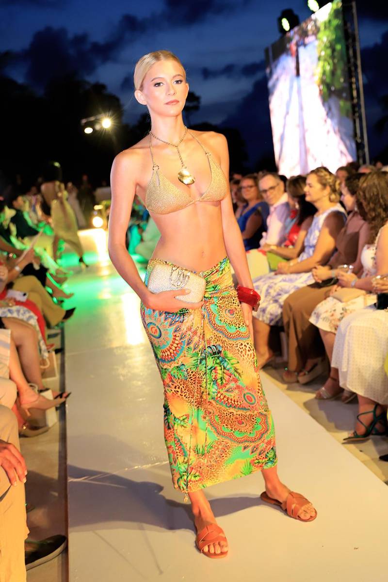 La pasarela de Roatán Vibes Boutique en el Roatán Fashion Show 2025