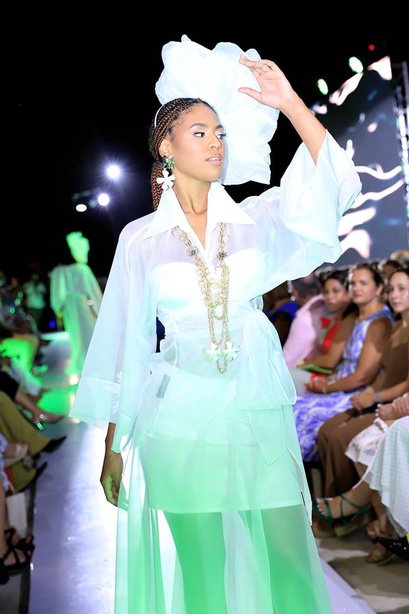 Mar de sombras by Miguel Chong en el Roatán Fashion Show 2025