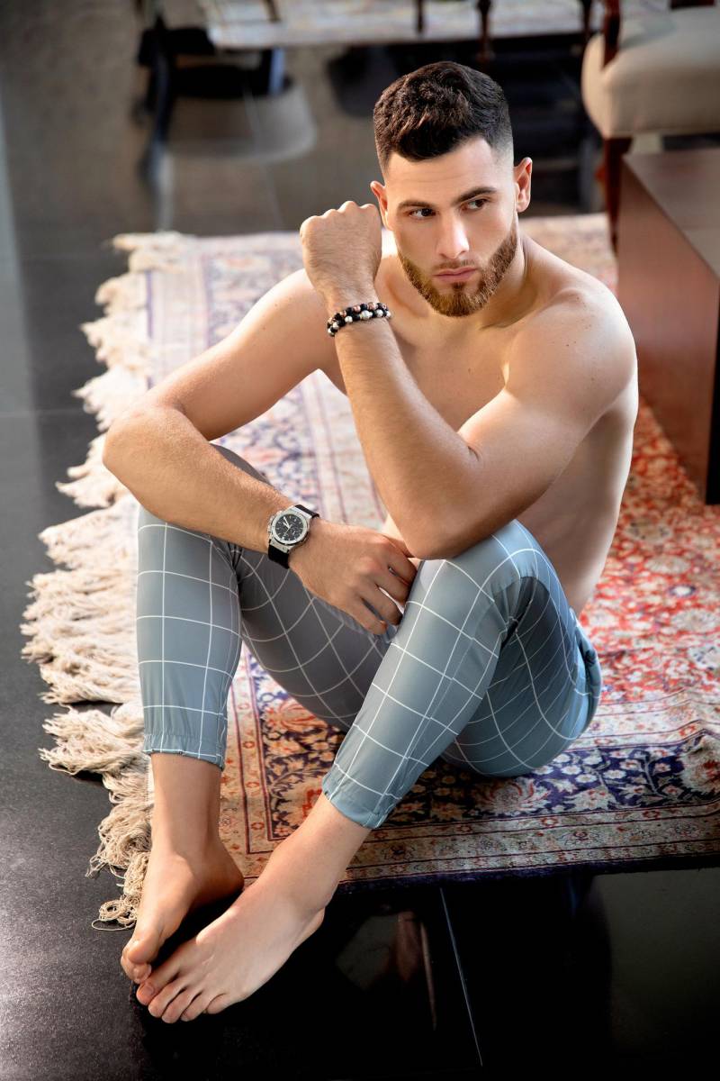 “Me gusta vestir bien y con clase, creo en mi imagen y en lo que transmito. Prefiero estar overdressed que underdressed”, dice Quique, quien añade que sus accesorios imprescindibles son los relojes.