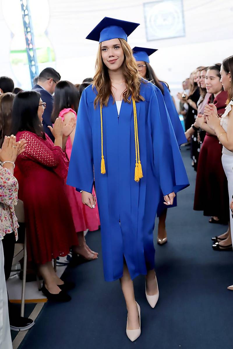 Desfile de graduados en Macris School 2023