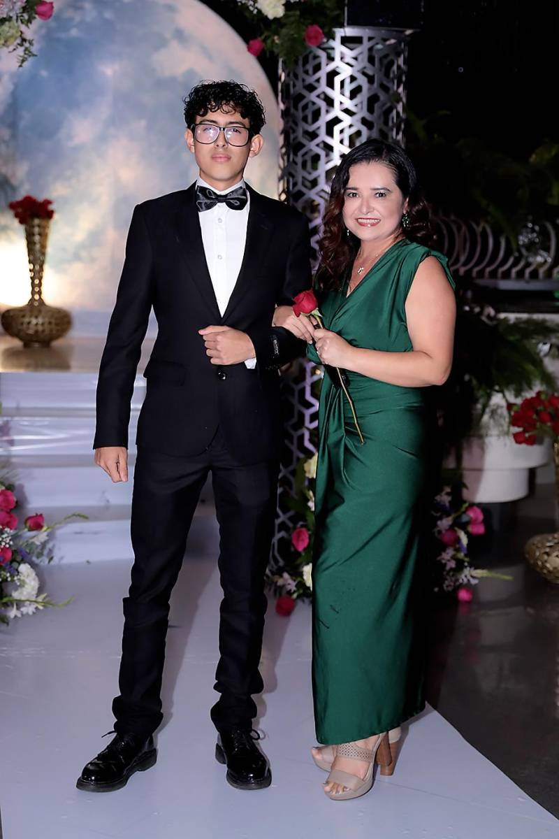 Desfile padres e hijos de la prom 2024 del Instituto San José del Carmen