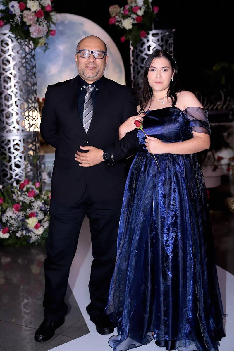 Desfile padres e hijos de la prom 2024 del Instituto San José del Carmen