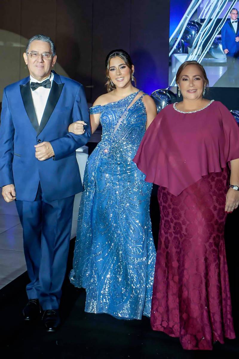 Isabella Valle con sus padres Héctor Valle y Emma de Valle.