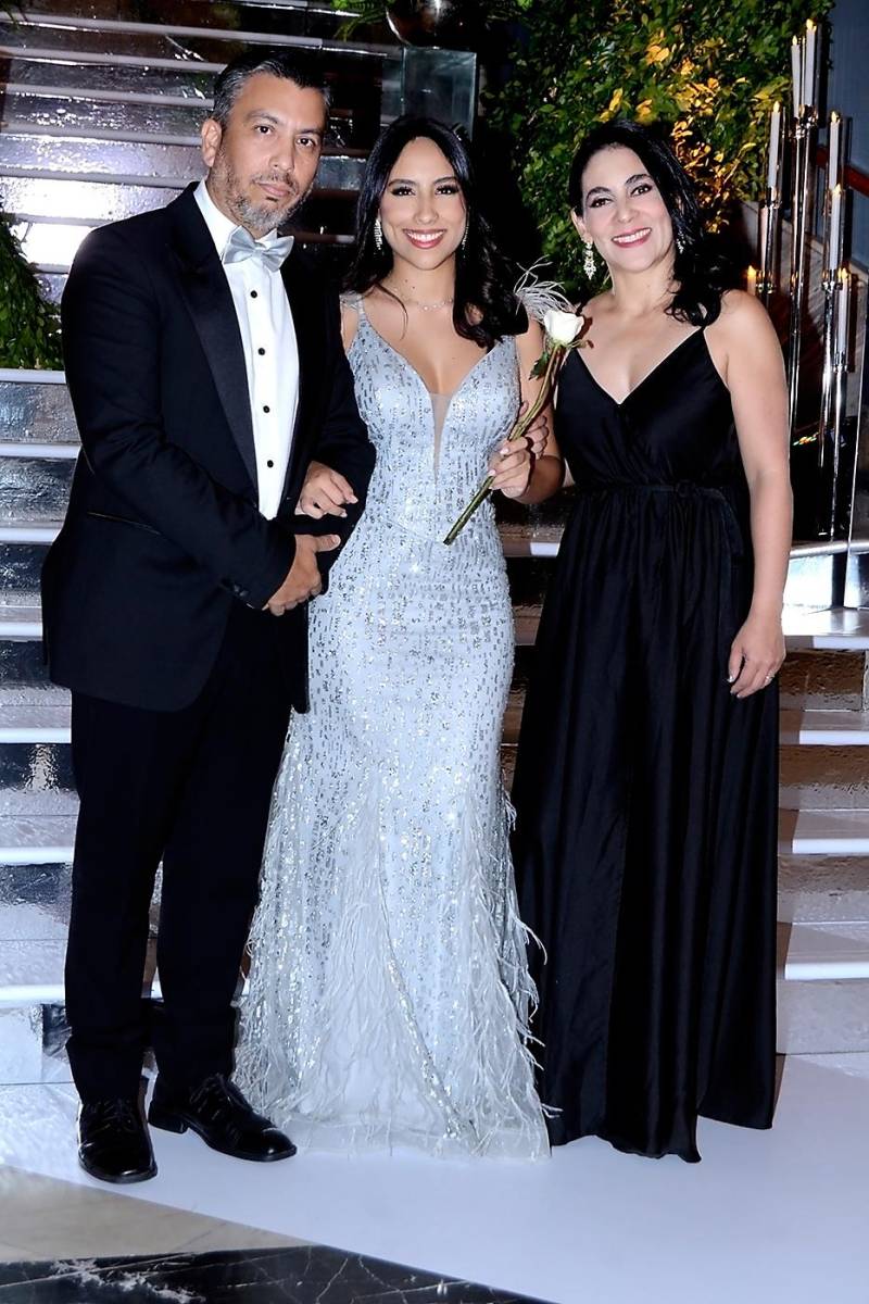 Angel y Marianne Muñoz con Marissela Carpintero 