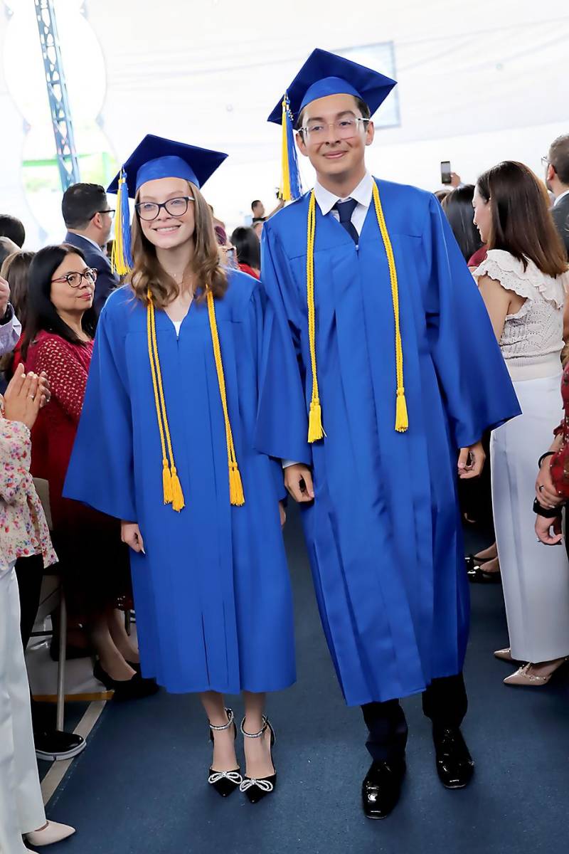 Desfile de graduados en Macris School 2023