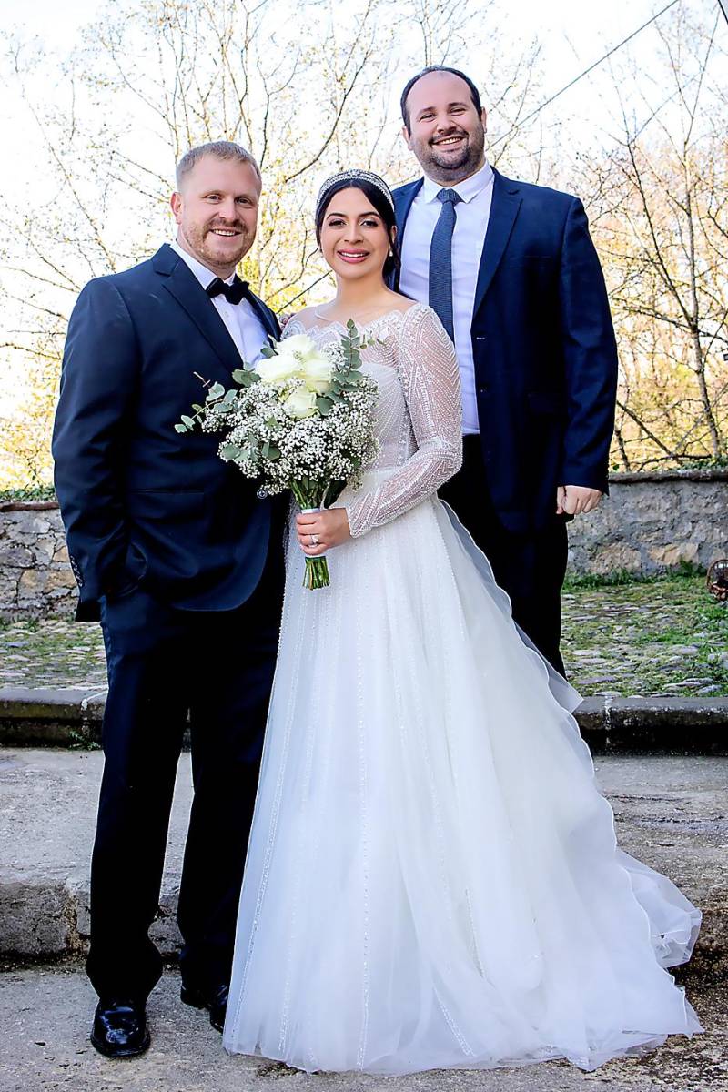 Kaleb y Gissela Steinhauer con Simón Mahchi compañero de estudió medicina de la novia en la UNICAH