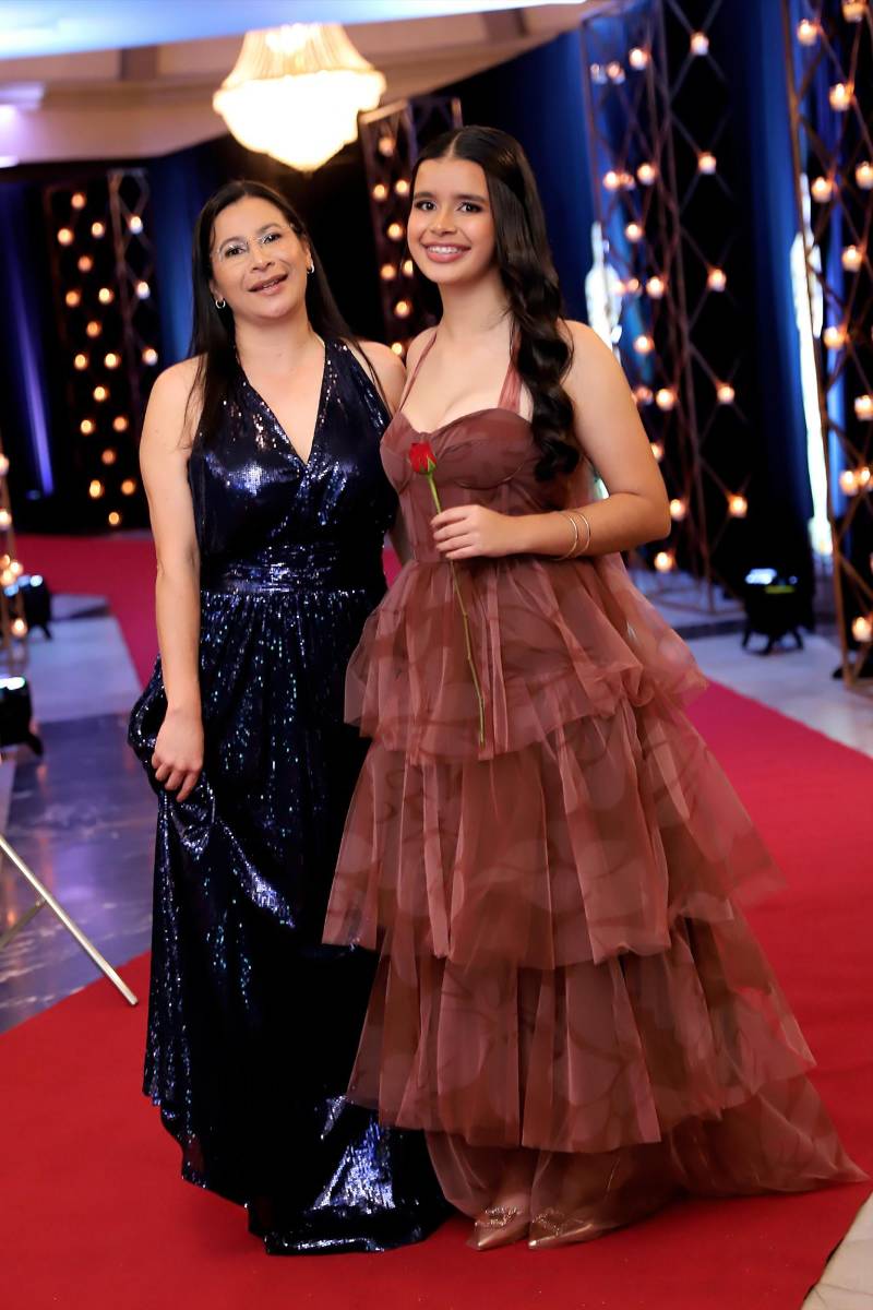 Desfile padres e hijos de la prom 2025 del Instituto San José del Carmen