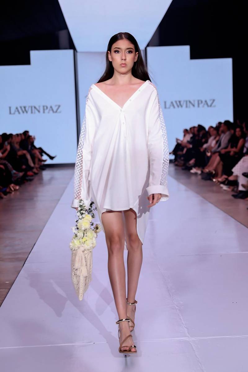 Paz se mantiene fiel a su esencia y una vez más rinde homenaje a la belleza y fuerza de la mujer latina con una exquisita profusión de prendas blancas que danzaron en la pasarela