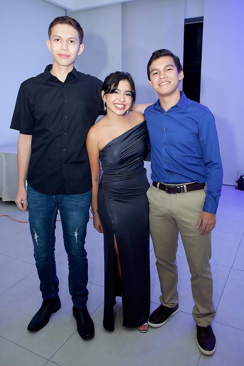 - Enrique Medina, Paula Cervantes y Timothy Osorio.