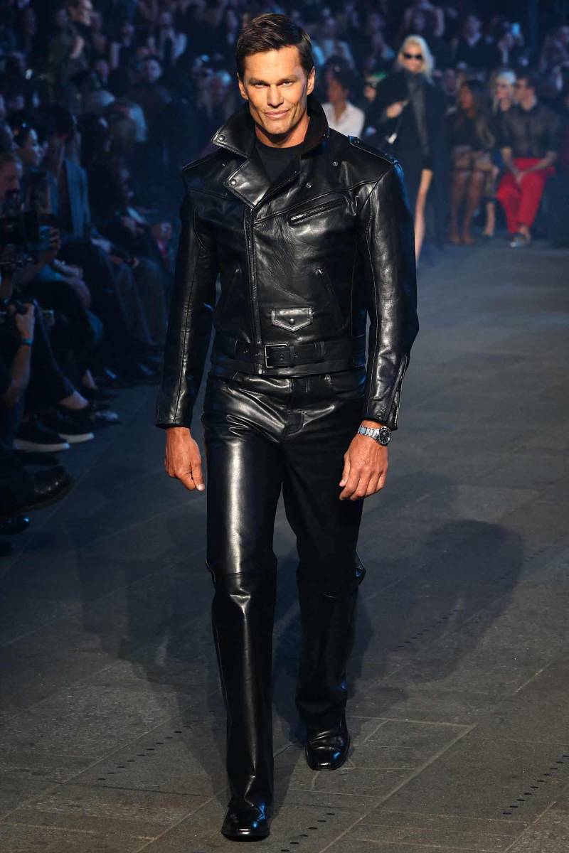 El jugador de la NFL Tom Brady caminó por la pasarela vistiendo un conjunto <i>full black </i>de cuero. 