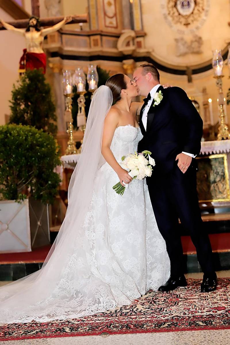 Con un beso de amor sellaron su enlace matrimonial