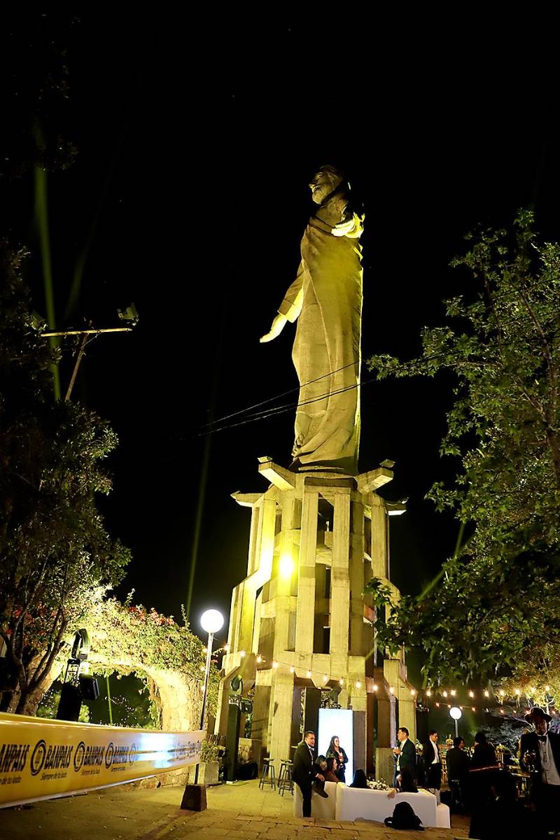 Sinfonía bajo las estrellas: Una velada mágica de música y elegancia