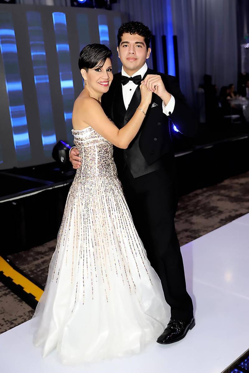 Froilan Alberto García Morales con su madre Lilian García