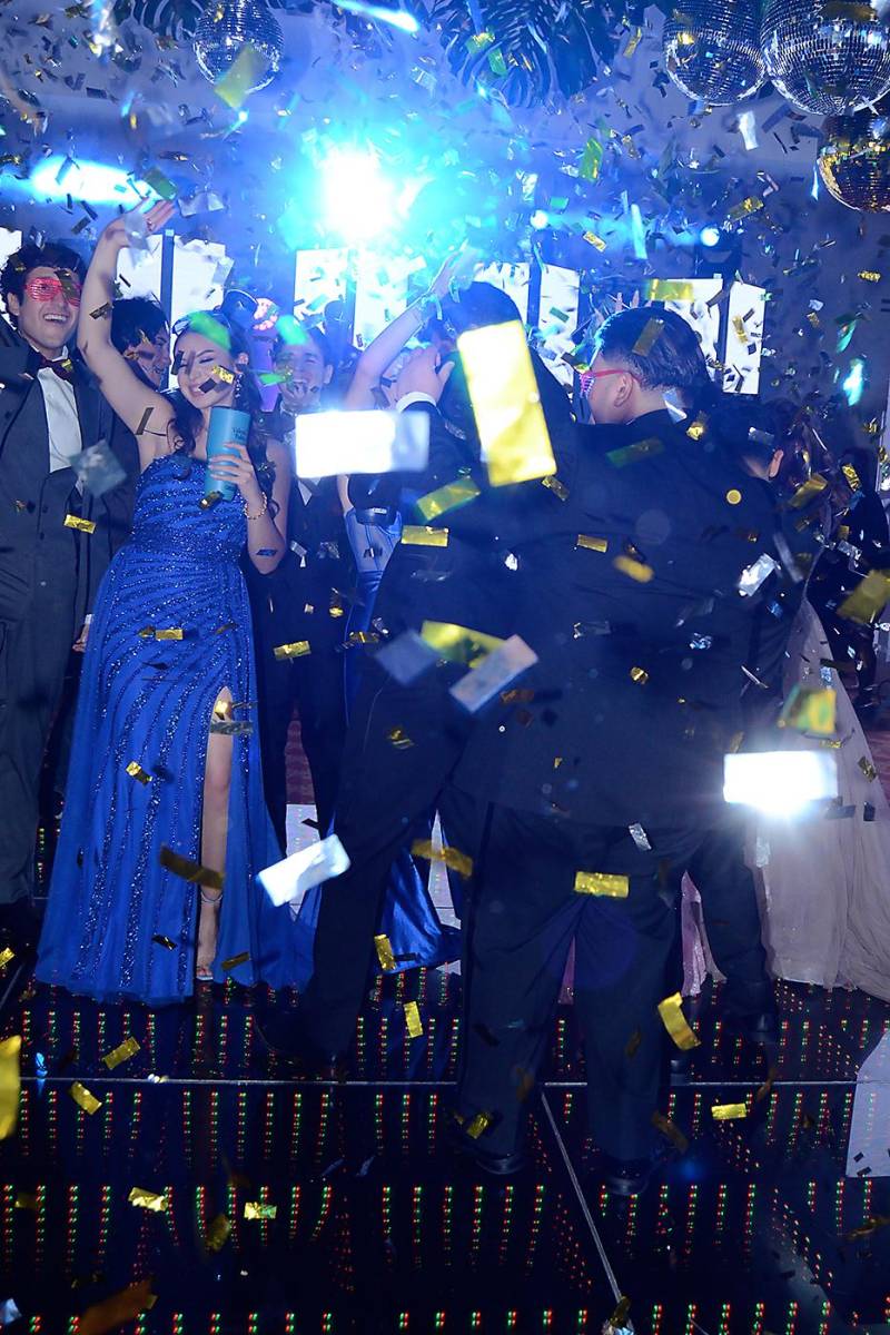 Los seniors disfrutaron sobre la pista acrílica una de las noches más divertidas de su etapa de high school