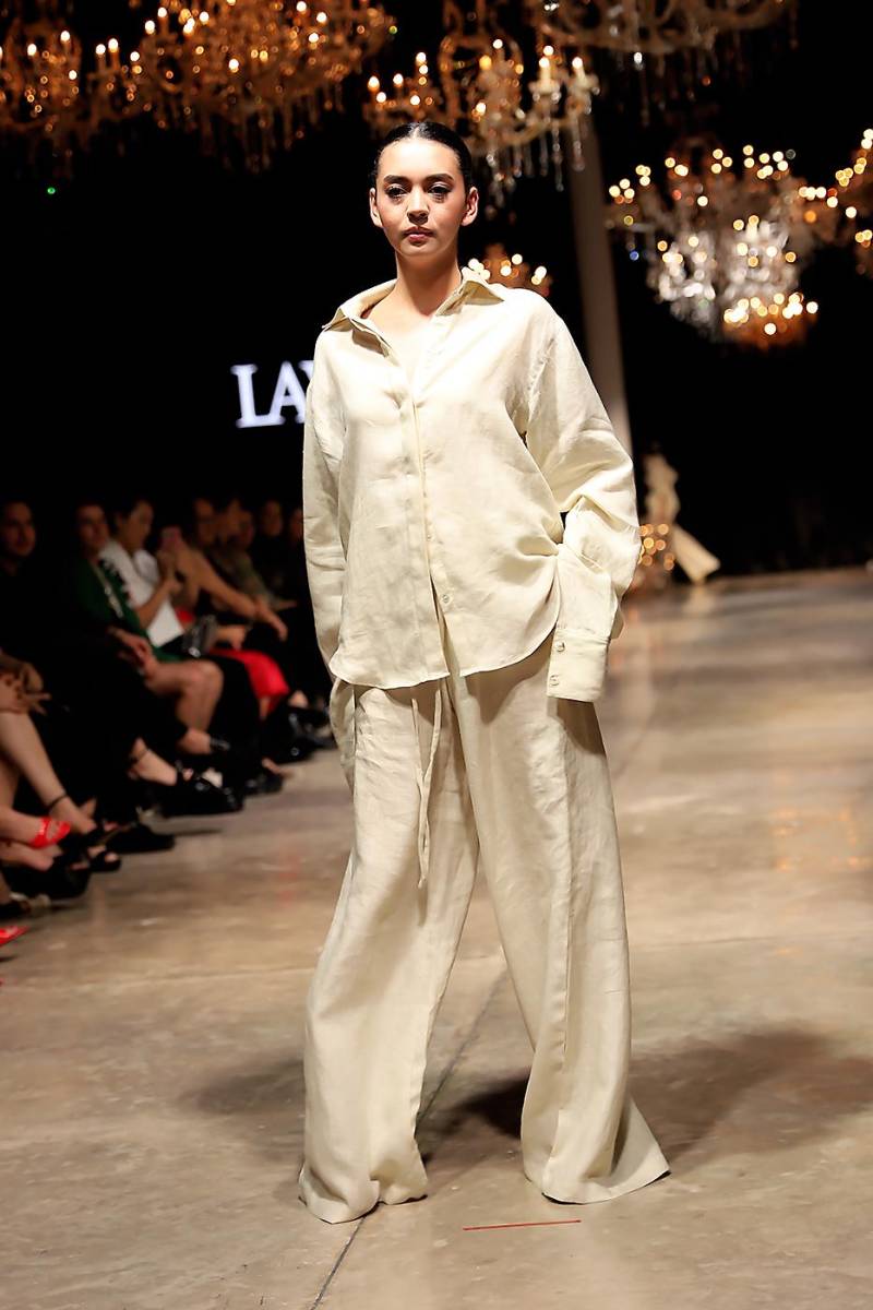 Un mood casual, de líneas amplias y relajadas, impera en la propuesta confeccionada utilizando materiales nobles como el algodón, lino natural y flores de organza de seda