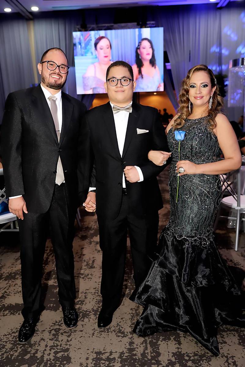 Marco Esteban Figueroa con sus padres Marco Figueroa y Sol Bonilla