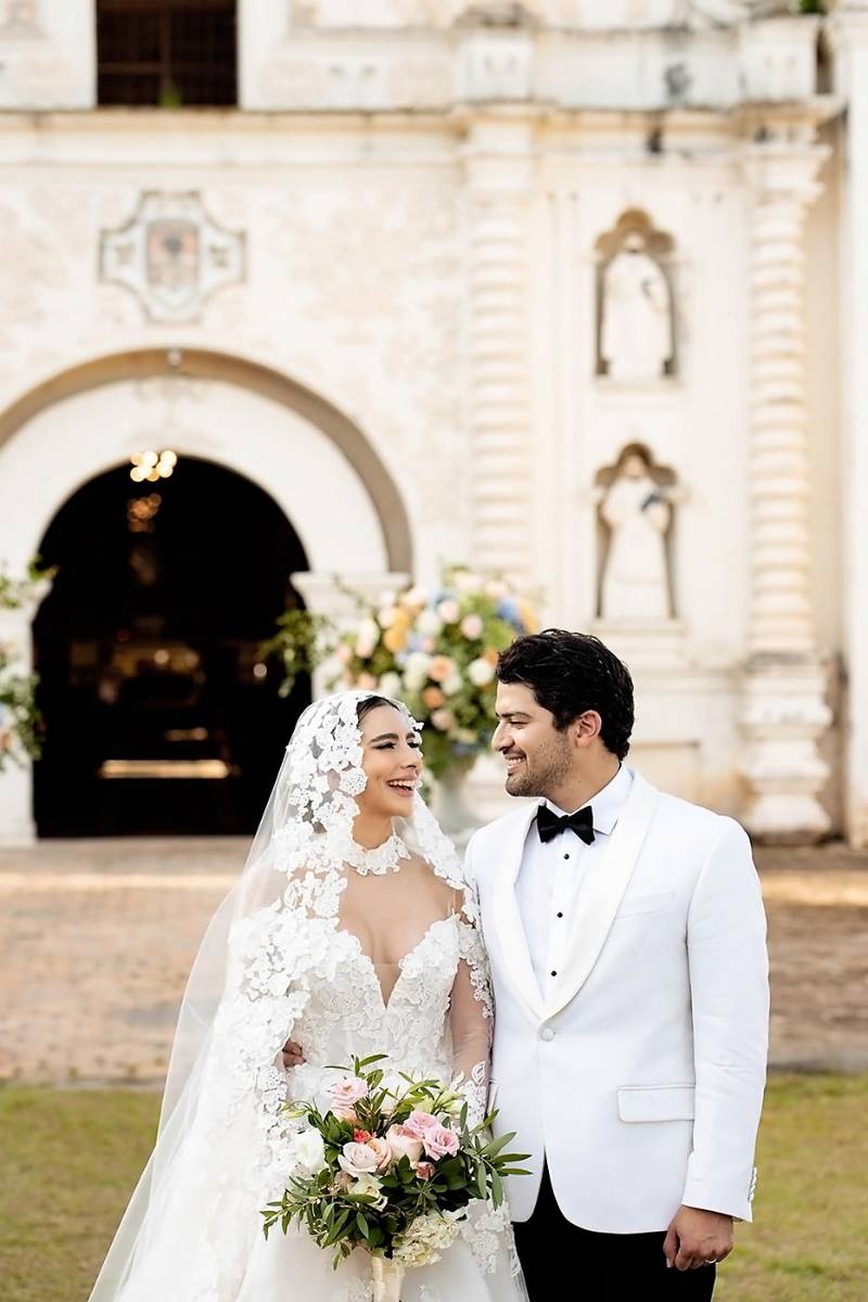 Ivonne Mayorga y David Hércules protagonizaron una boda memorable en un escenario de ensueño en Gracias, Lempira, donde cada detalle tenía un significado especial para la feliz pareja.