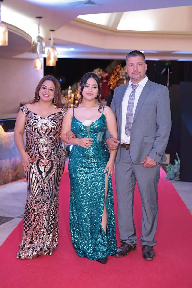 Desfile padres e hijos de la prom 2024 del Instituto Sagrado Corazón