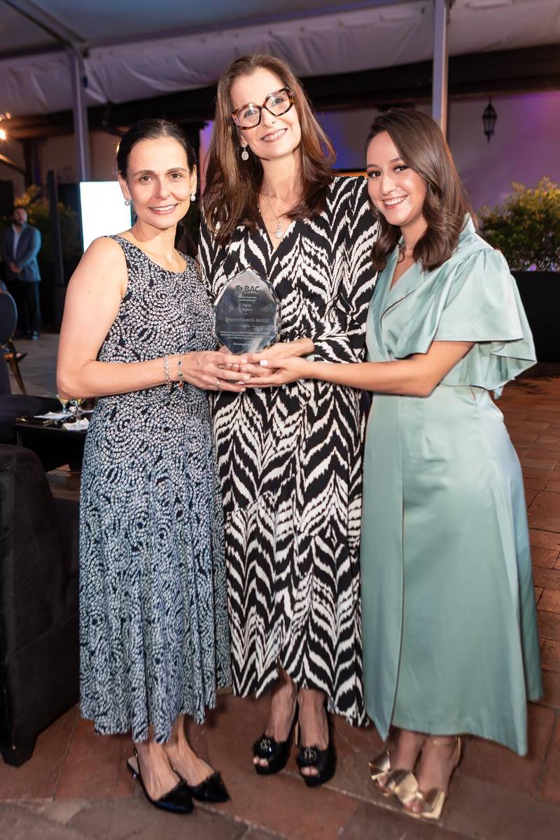 Andrea Giudicelli, Ileana Giudicelli y Andrea Obando.