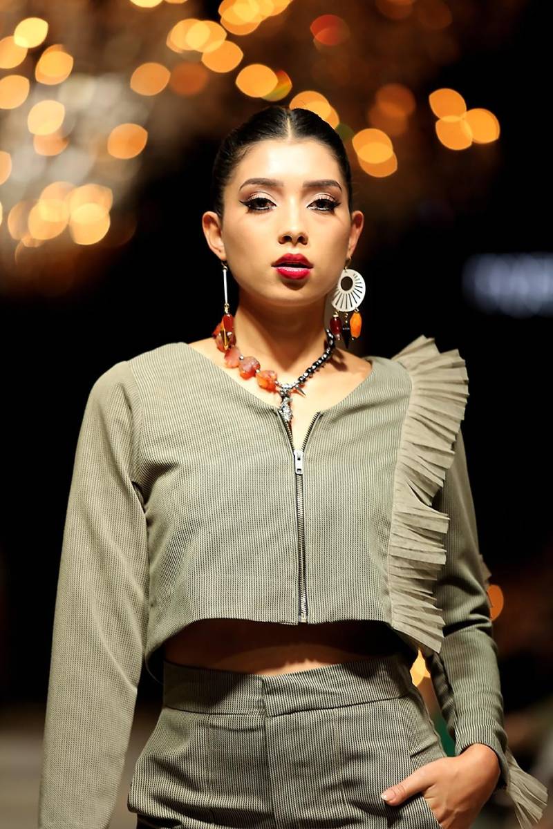 Cropped jacket de cremallera con vuelo y collar con maxi aretes de piedra volcánica y ágatas rosas.