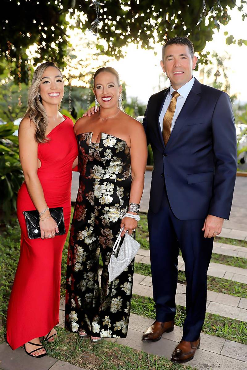 Ana María, Claudia y Plutarco Castellanos