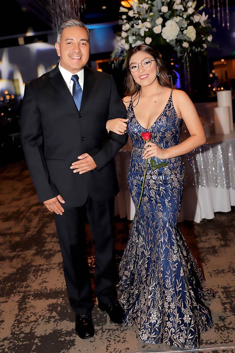 Carlos Alvarado con su hija Elena 