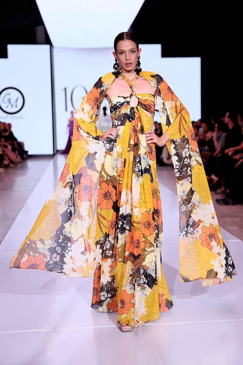 Maxi dress con capa de estampados florales oversize para marcar un fashion statement