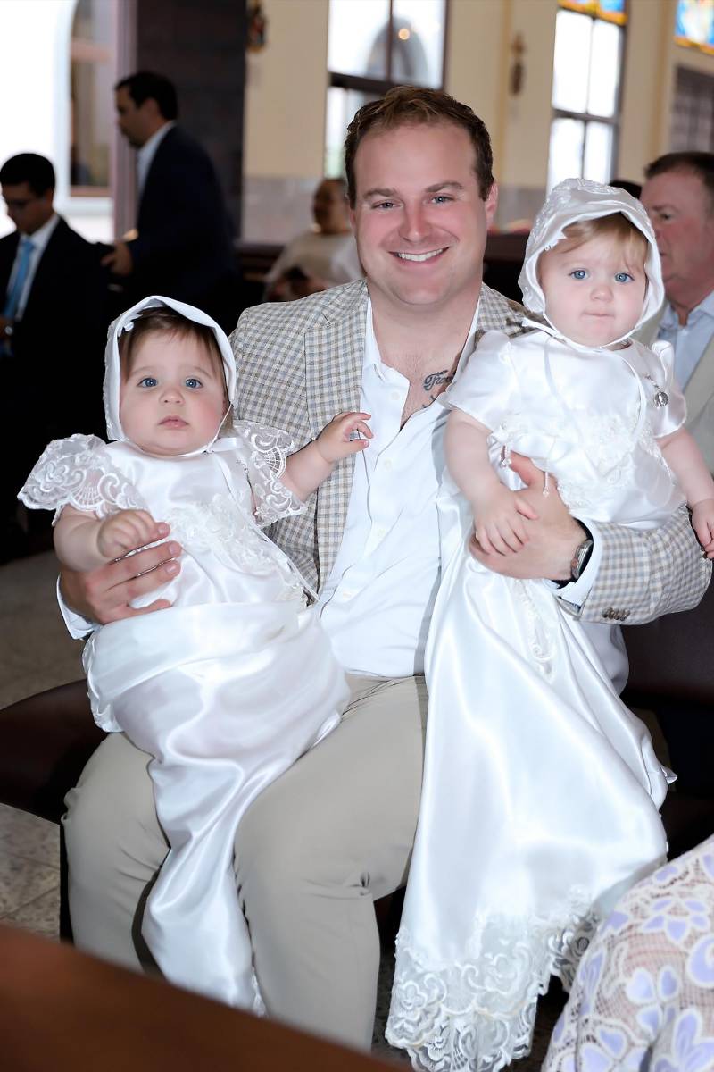 En un momento lleno de fe, las niñas en brazos de sus orgulloso padre.