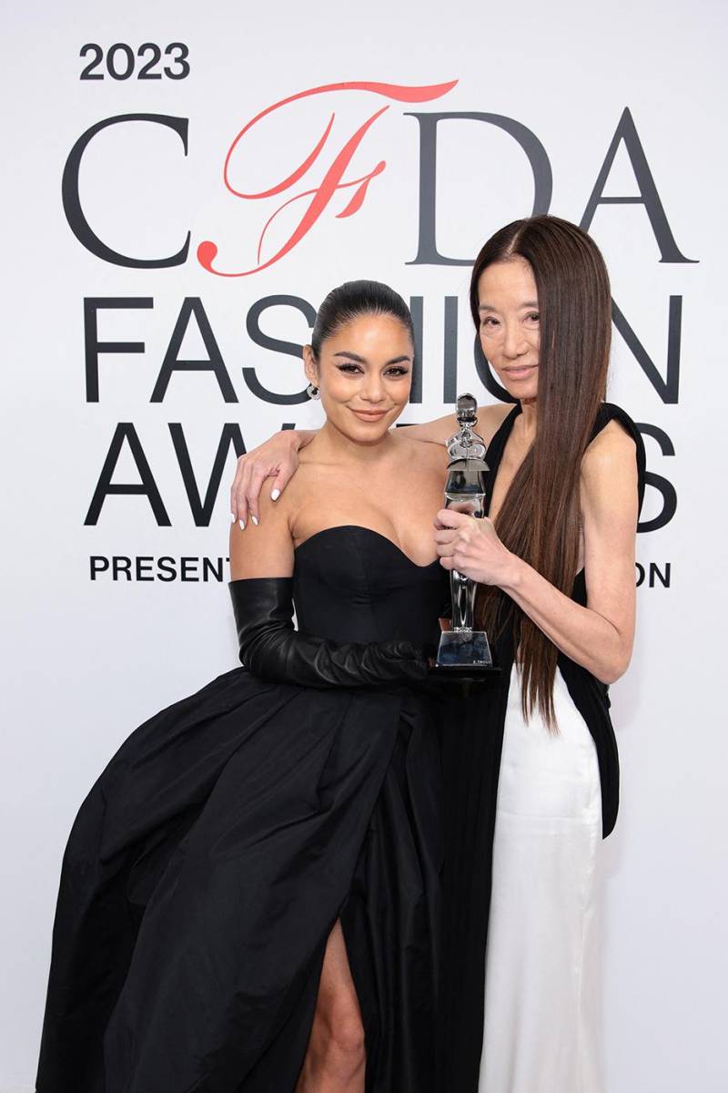 Vera Wang, ganadora del Board of Directors Tribute Award con Vanessa Hudgens 
