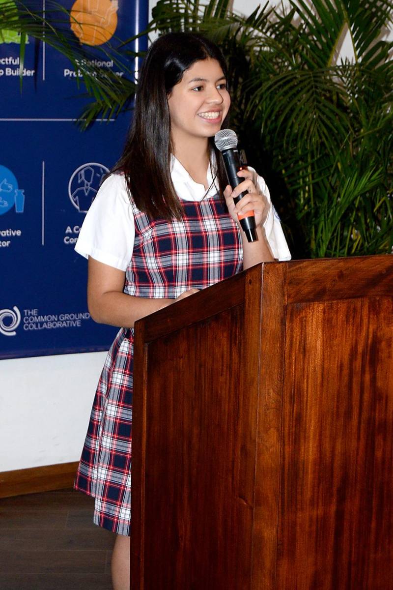 Camila Deras durante la ceremonia previa en el auditorio escolar