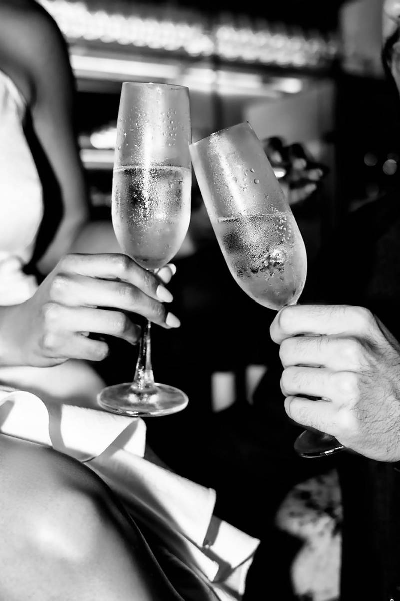 Los novios: Paulina y César brindan por su felicidad.