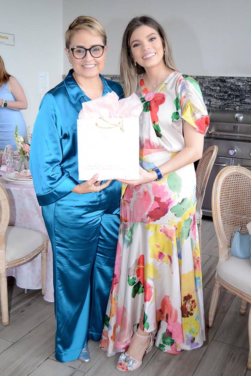 Ruth Seaman y Corina Flores