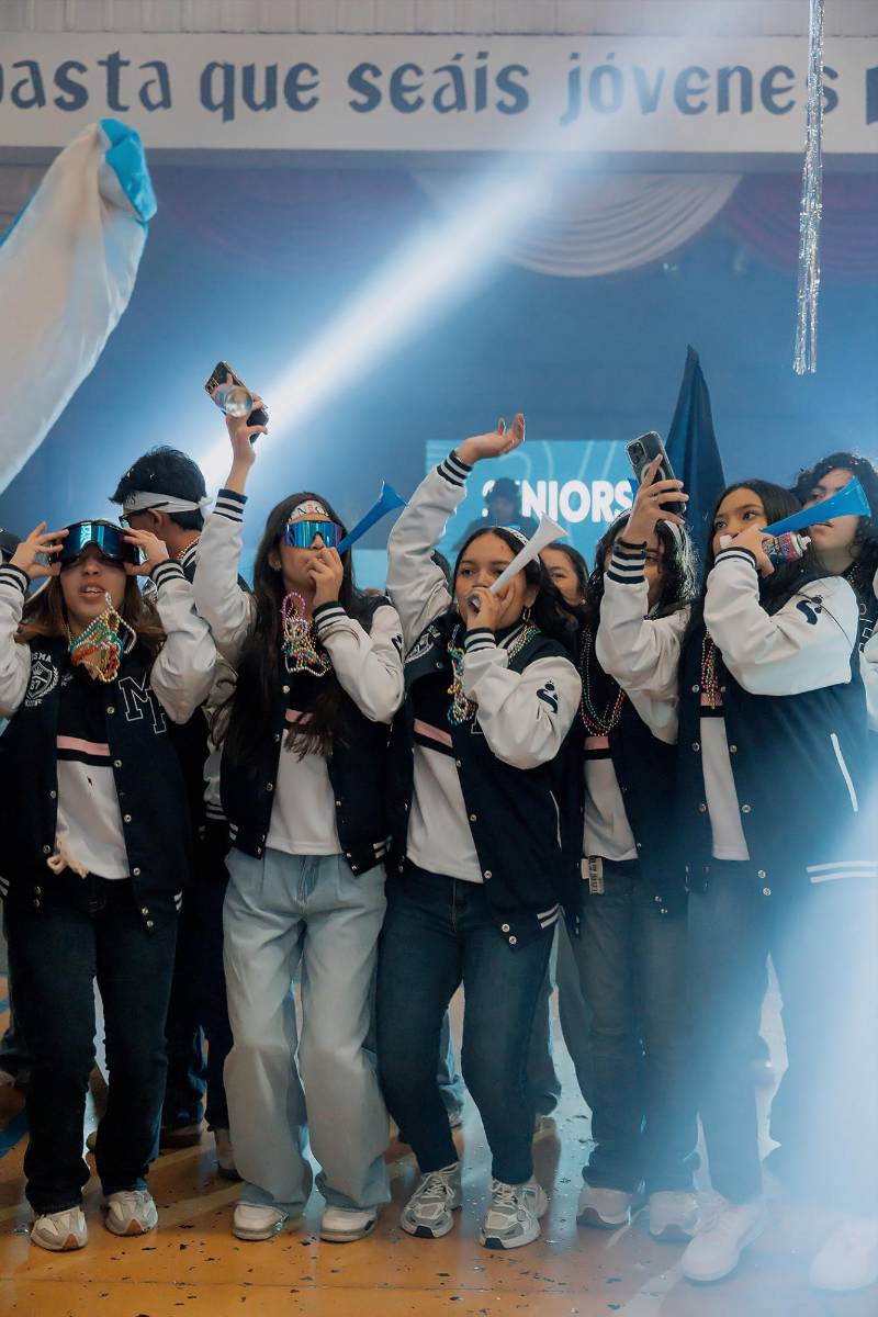 Senior entrance de la clase 2026 del Instituto María Auxiliadora