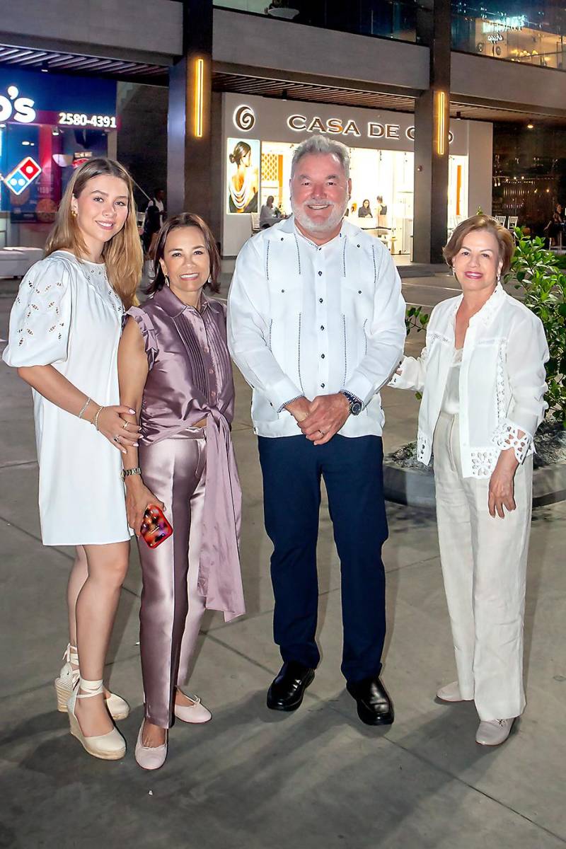 Giulia Bennett, Carlos Contreras y María Elena Cantero.