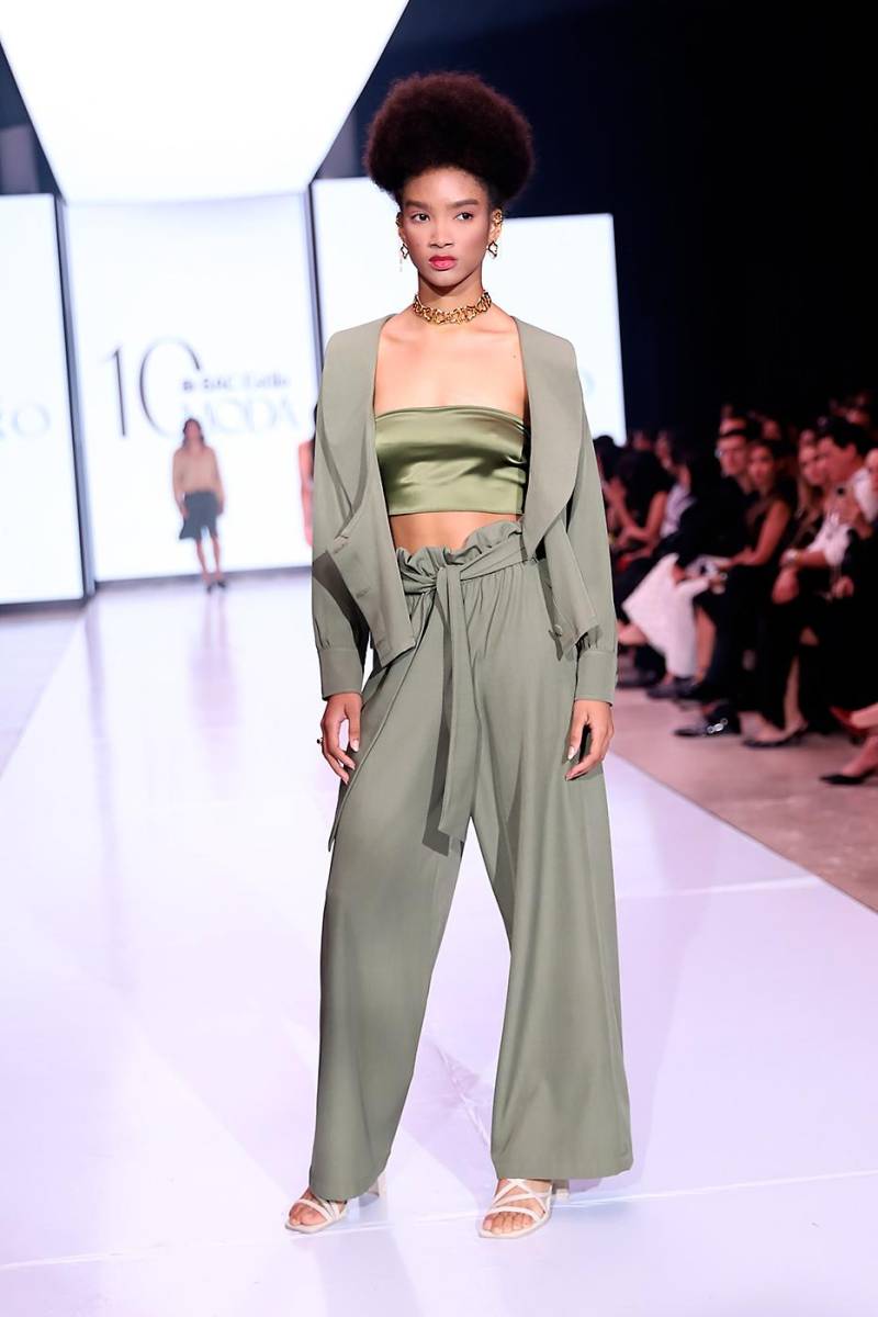 Los wide leg pants son esenciales en esta apuesta teñida de verde, khaki, un toque de rosa, blanco y gris